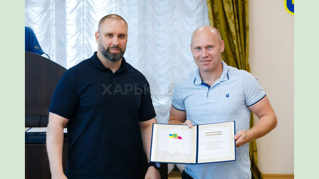Олег Синегубов вручил награды сотрудникам ОВА по случаю Дня Независимости Украины Олег Синегубов вручил награды сотрудникам ОВА по случаю Дня Независимости Украины