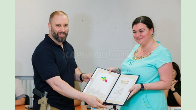Олег Синегубов вручил почетные грамоты госслужащим и спортсменам Олег Синегубов вручил почетные грамоты госслужащим и спортсменам