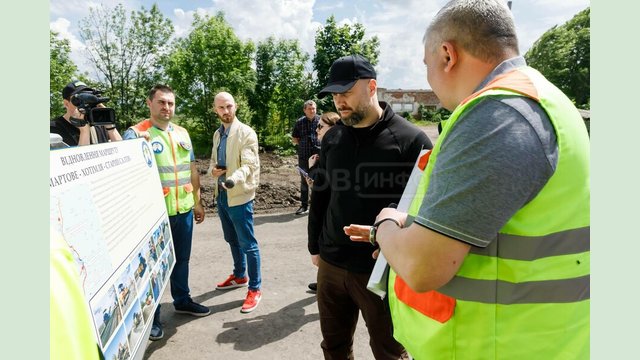 Олег Синєгубов перевірив хід відновлення дороги «Мартове – Хотімля – Старий Салтів»