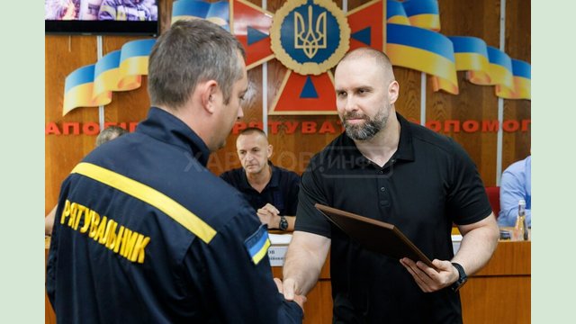 Олег Синєгубов привітав бійців ДСНС з професійним святом Олег Синєгубов привітав бійців ДСНС з професійним святом