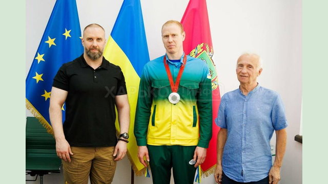 Олег Синєгубов привітав харківського плавця Максима Веракса зі «сріблом» Паралімпійських ігор в Парижі Олег Синєгубов привітав харківського плавця Максима Веракса зі «сріблом» Паралімпійських ігор в Парижі