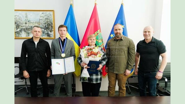Олег Синєгубов привітав із «золотом» фехтувальника Романа Свічкара та його тренера Олег Синєгубов привітав із «золотом» фехтувальника Романа Свічкара та його тренера