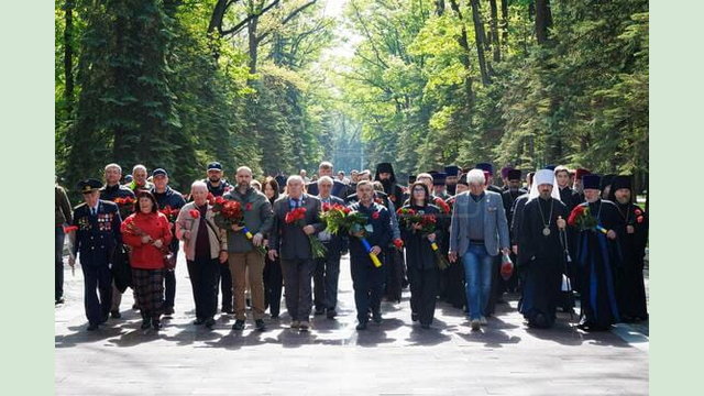 Олег Синєгубов вшанував пам’ять полеглих у Другій світовій війні Олег Синєгубов вшанував пам’ять полеглих у Другій світовій війні