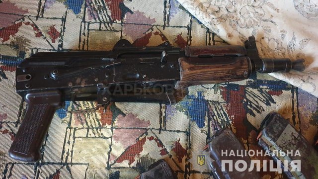 Полицейские Харькова изъяли у горожанина автомат и более 100 патронов Полицейские Харькова изъяли у горожанина автомат и более 100 патронов