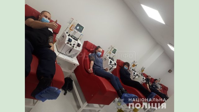 Полицейские Харьковщины сдали плазму, чтобы помочь матери троих детей в борьбе с тяжелой болезнью Полицейские Харьковщины сдали плазму, чтобы помочь матери троих детей в борьбе с тяжелой болезнью