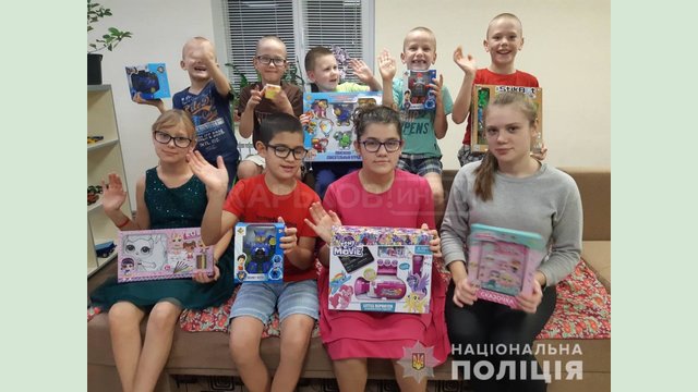 Полицейские офицеры общины Малиновской ОТГ совместно со службой по делам детей и семьи передали подарки детям-сиротам Полицейские офицеры общины Малиновской ОТГ совместно со службой по делам детей и семьи передали подарки детям-сиротам