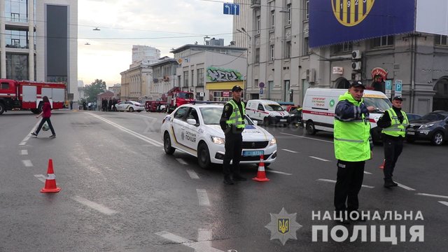 Полицейские приняли участие в тактико-специальных учениях в одном из торгово-развлекательных центров Харькова Полицейские приняли участие в тактико-специальных учениях в одном из торгово-развлекательных центров Харькова