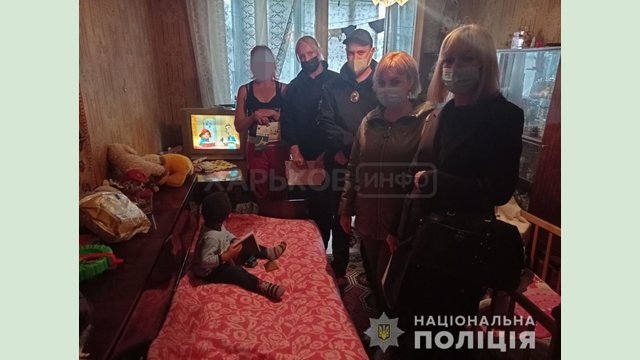 Полицейские составили протоколы об административном правонарушении в отношении харьковчанки, которая издевалась над ребенком на улице Полицейские составили протоколы об административном правонарушении в отношении харьковчанки, которая издевалась над ребенком на улице