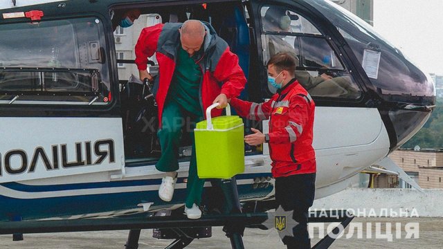 Полицейские транспортировали из Винницы до медицинских учреждений Киева донорские органы для спасения четырех человек Полицейские транспортировали из Винницы до медицинских учреждений Киева донорские органы для спасения четырех человек