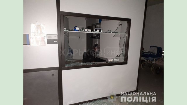 Полицейские устанавливают личность злоумышленника, причастного к краже из ломбарда в Харькове Полицейские устанавливают личность злоумышленника, причастного к краже из ломбарда в Харькове