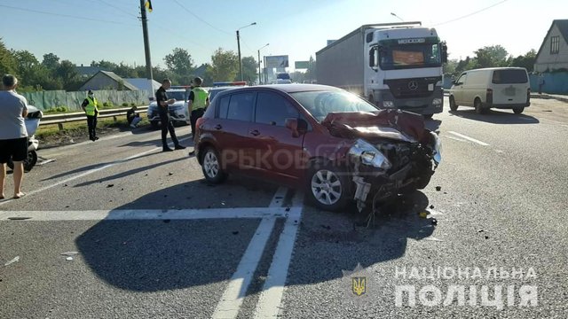 Полиция Харьковщины выясняет обстоятельства аварии с участием четырех транспортных средств Полиция Харьковщины выясняет обстоятельства аварии с участием четырех транспортных средств