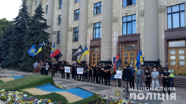Полиция обеспечила правопорядок во время акции под стенами облгосадминистрации Полиция обеспечила правопорядок во время акции под стенами облгосадминистрации