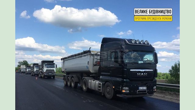 Половина харьковской окружной уже имеет первый слой покрытия Половина харьковской окружной уже имеет первый слой покрытия