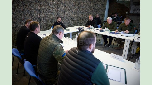 Президент провів нараду щодо ситуації на Харківщині та нагородив українських військових Президент провів нараду щодо ситуації на Харківщині та нагородив українських військових