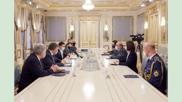Президент Украины Владимир Зеленский провел встречу с председателем Военного комитета НАТО Стюартом Пичем Президент Украины Владимир Зеленский провел встречу с председателем Военного комитета НАТО Стюартом Пичем