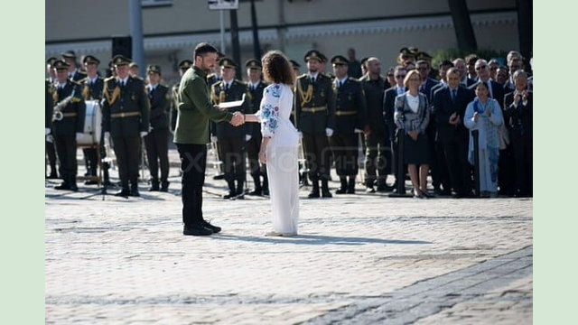 Президент України Володимир Зеленський вручив паспорт спортсменці з Харківщини