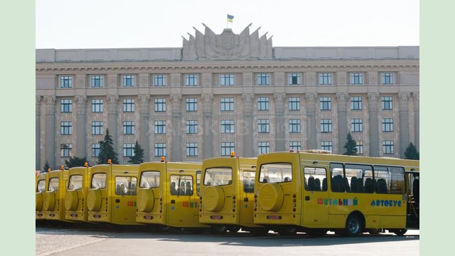 Районы и ОТГ области получили 18 новых школьных автобусов Районы и ОТГ области получили 18 новых школьных автобусов