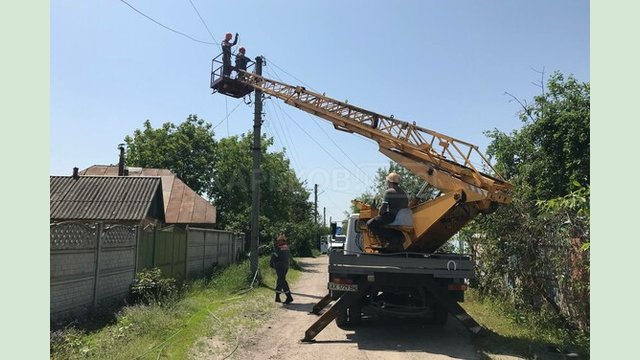 Ремонтные бригады возобновляют воздушные линии электропередачи в Большой Даниловке Ремонтные бригады возобновляют воздушные линии электропередачи в Большой Даниловке