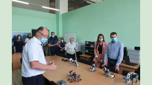 Роман Семенуха принял участие в открытии STEM-лаборатории на Изюмщине Роман Семенуха принял участие в открытии STEM-лаборатории на Изюмщине
