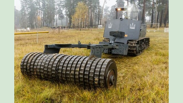 Рятувальникам Харківщини передали першу в Україні машину для підготовки ґрунту до розмінування