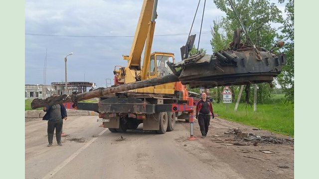 С дорог Харьковщины убирают разбитую технику и поваленные деревья С дорог Харьковщины убирают разбитую технику и поваленные деревья