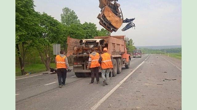 С государственных дорог Харьковской области убирают автомобили, разбитые обстрелами оккупантов С государственных дорог Харьковской области убирают автомобили, разбитые обстрелами оккупантов