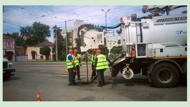 С начала года в городе прочистили 370 километров сетей водоотведения С начала года в городе прочистили 370 километров сетей водоотведения