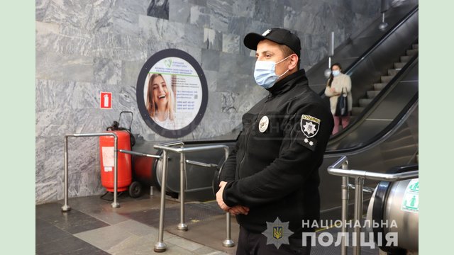 С начала года за нарушения масочного режима в харьковском метрополитене полицейские составили более 1060 админпротоколов