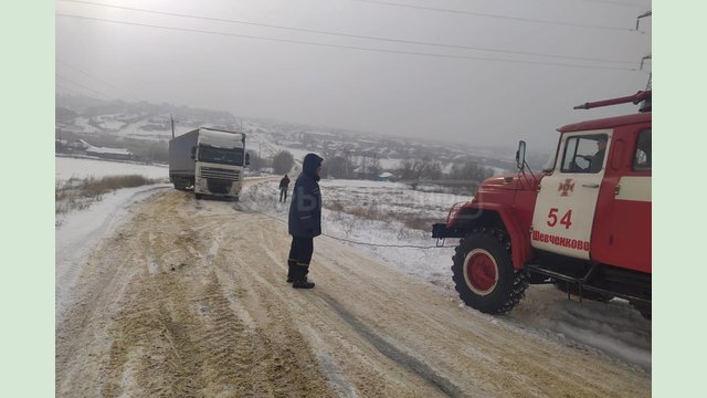 Шевченковский район: спасатели помогли отбуксировать грузовик