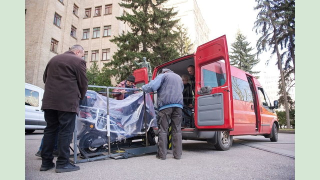 Соціальні працівники з 19 громад Харківщини отримали сучасні електроскутери