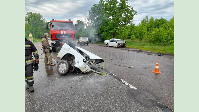 Спасатели ликвидировали пожар в автомобиле, который загорелся в результате ДТП Спасатели ликвидировали пожар в автомобиле, который загорелся в результате ДТП