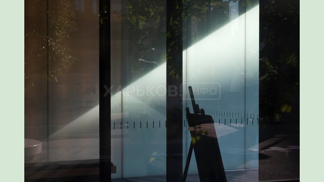 Свет вместо гипсокартона: почему стеклянные перегородки меняют пространство