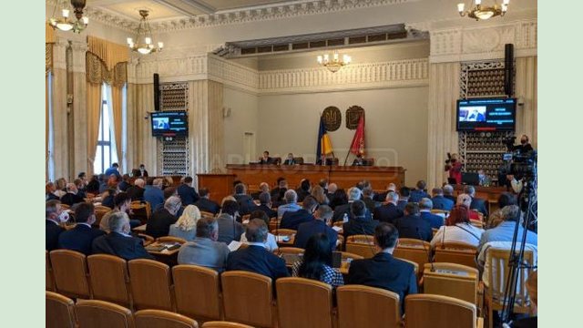 Алексей Кучер и Сергей Чернов наградили почетных граждан Харьковской области Алексей Кучер и Сергей Чернов наградили почетных граждан Харьковской области