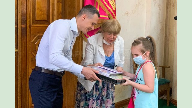 Алексей Кучер вручил награды победителям Областного художественного конкурса детского рисунка «Мир и я» Алексей Кучер вручил награды победителям Областного художественного конкурса детского рисунка «Мир и я»