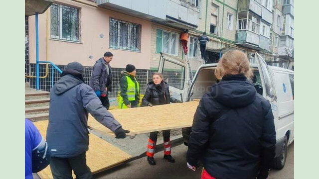 У координації з Харківською ОВА волонтерські організації оперативно усувають наслідки обстрілу Чугуєва У координації з Харківською ОВА волонтерські організації оперативно усувають наслідки обстрілу Чугуєва