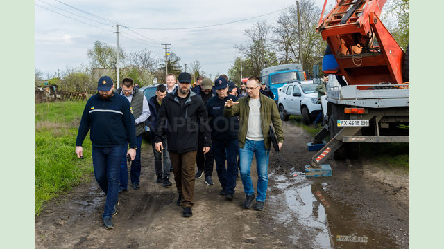 У трьох деокупованих селах Чугуївщини завершують відновлення електромереж, що були майже знищені У трьох деокупованих селах Чугуївщини завершують відновлення електромереж, що були майже знищені