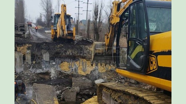 У Вільхівці почали відновлювати міст, який зруйнували окупанти