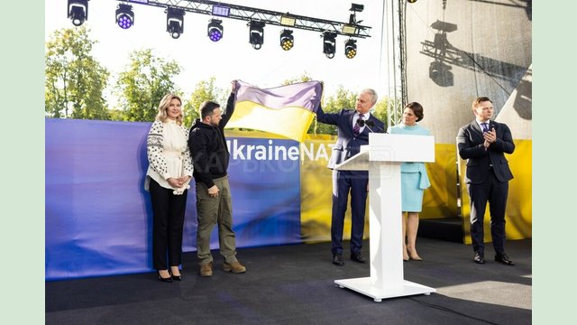 Українські прапори на литовських вулицях доводять: ми вже союзники – Володимир Зеленський Українські прапори на литовських вулицях доводять: ми вже союзники – Володимир Зеленський