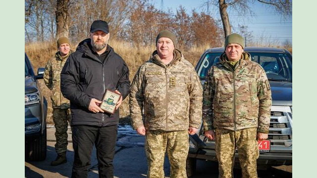 Українським захисникам передали новий транспорт Українським захисникам передали новий транспорт