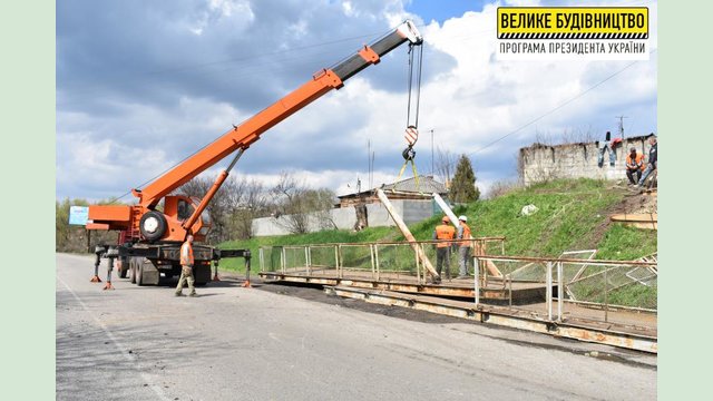 В Чугуеве продолжается реконструкция пешеходного моста В Чугуеве продолжается реконструкция пешеходного моста