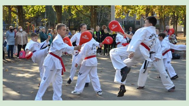 В детской спортшколе на Салтовке открыли новый стадион В детской спортшколе на Салтовке открыли новый стадион