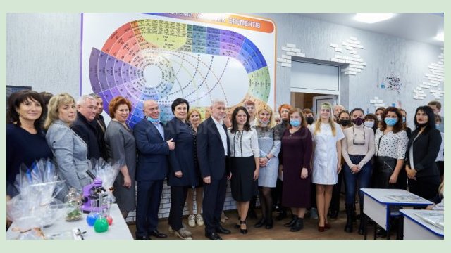 В двух школах Новобаварского района появились интерактивные кабинеты химии В двух школах Новобаварского района появились интерактивные кабинеты химии