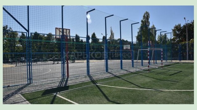 В гимназии №144 открыли реконструированный стадион В гимназии №144 открыли реконструированный стадион