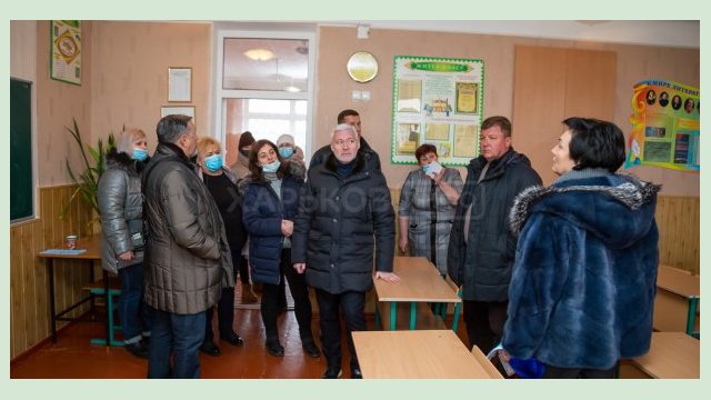 В городских школах продолжаются ремонты и изучается вопрос освещенности кабинетов В городских школах продолжаются ремонты и изучается вопрос освещенности кабинетов
