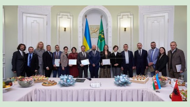 В городском совете наградили работников дипломатической службы В городском совете наградили работников дипломатической службы