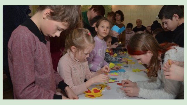 В Харькове дети сделали открытки для защитников