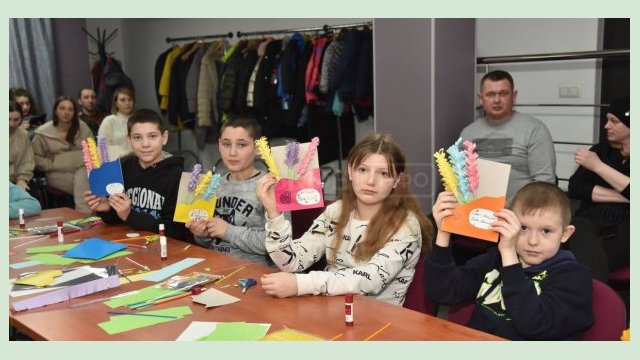 В Харькове для детей провели мастер-класс по изготовлению весенних открыток В Харькове для детей провели мастер-класс по изготовлению весенних открыток