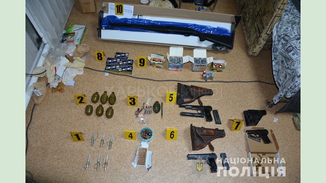 В Харькове милиция задержала жителя Индустриального района, у которого изъято оружие и боеприпасы В Харькове милиция задержала жителя Индустриального района, у которого изъято оружие и боеприпасы