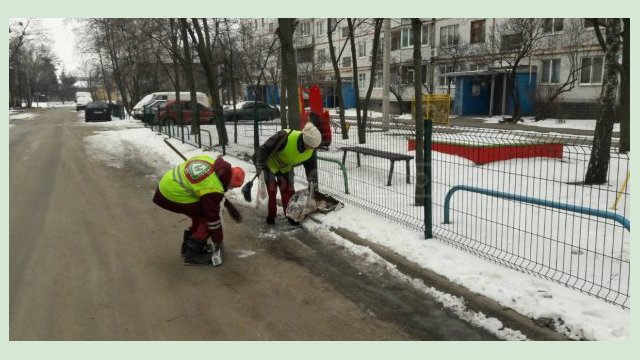 В Харькове, несмотря на войну, трудятся дворники