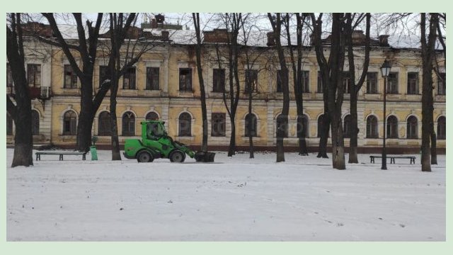 В Харькове около двух тысяч коммунальщиков убирают снег